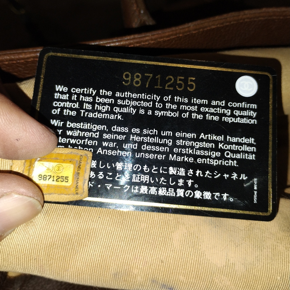 CHANEL Gold Leather Tote with Classic Elegance - Picture 3 of 10